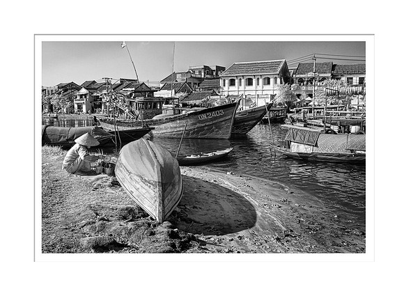 "Boat Painter",Ho An, Vietnam